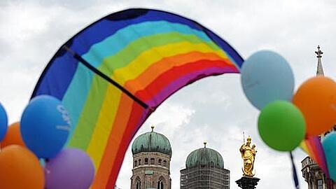 So bunt ist München selten. Der Christopher Street Day am Samstag verwandelt die Landeshauptstadt in ein Meer aus Regenbogenfahnen. So bunt ist München selten. Der Christopher Street Day am Samstag verwandelt die Landeshauptstadt in ein Meer aus Regenbogenfahnen.