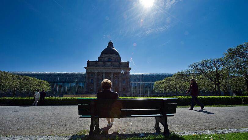 Sonne tanken im Hofgarten: Am Montag und Dienstag haben die Münchner die Möglichkeit dazu, ab Mitte der Woche zieht sich der Frühsommer schon wieder zurück. Sonne tanken im Hofgarten: Am Montag und Dienstag haben die Münchner die Möglichkeit dazu, ab Mitte der Woche zieht sich der Frühsommer schon wieder zurück.