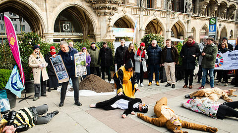 Im Februar hat das Bündnis "Stadt für Alle" auf dem Marienplatz ein "Die-In" inszeniert und seine Forderungen an die Stadtratsfraktionen übergeben. Wie viele davon finden sich im Mango-Koalitionsvertrag wieder? Im Februar hat das Bündnis "Stadt für Alle" auf dem Marienplatz ein "Die-In" inszeniert und seine Forderungen an die Stadtratsfraktionen übergeben. Wie viele davon finden sich im Mango-Koalitionsvertrag wieder?