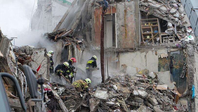 Nach dem verheerenden russischen Raketenangriff auf das Wohnhaus in Dnipro werden in der ukrainischen Stadt noch immer viele Bewohner vermisst. Nach dem verheerenden russischen Raketenangriff auf das Wohnhaus in Dnipro werden in der ukrainischen Stadt noch immer viele Bewohner vermisst.
