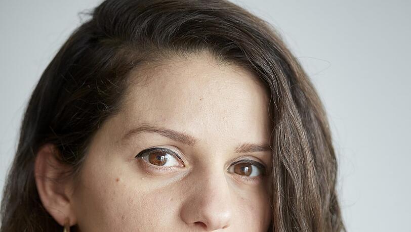 Sapir Heller wurde 1989 in Israel geboren und lebt seit 2009 in München, wo sie an der Bayerischen Theaterakademie studierte. 2019 inzenierte sie zum ersten Mal im Volkstheater. Sapir Heller wurde 1989 in Israel geboren und lebt seit 2009 in München, wo sie an der Bayerischen Theaterakademie studierte. 2019 inzenierte sie zum ersten Mal im Volkstheater.