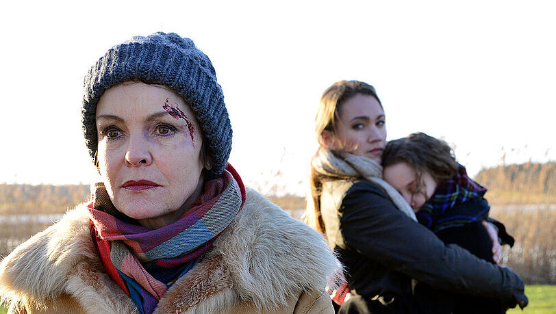 "Mörderhus": Karin (Katrin Sass) mit Julia (Lisa Maria Potthoff) und Anke Krenzlin (Mathilde Bundschuh) am Tatort "Mörderhus": Karin (Katrin Sass) mit Julia (Lisa Maria Potthoff) und Anke Krenzlin (Mathilde Bundschuh) am Tatort