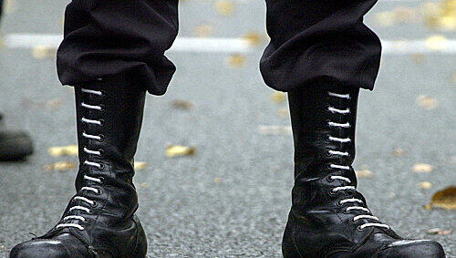 Neonazi in Springerstiefel (Symbolbild). Neonazi in Springerstiefel (Symbolbild).