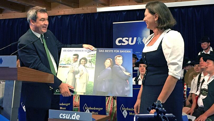 Markus Söder und Ilse Aigner nehmen am Bezirksparteitag der oberbayerischen CSU teil. Markus Söder und Ilse Aigner nehmen am Bezirksparteitag der oberbayerischen CSU teil.