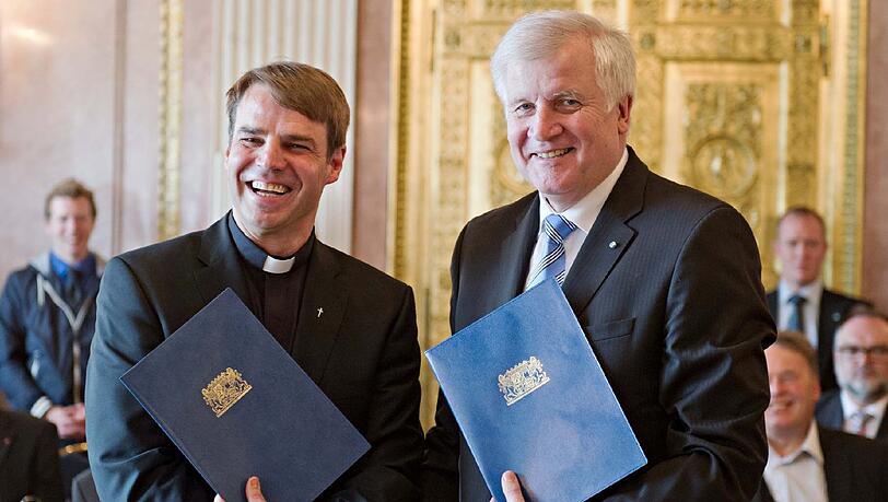 Stefan Oster wurde am Donnerstag vom bayerischen Ministerpräsident Horst Seehofer im Prinz-Carl-Palais vereidigt. Stefan Oster wurde am Donnerstag vom bayerischen Ministerpräsident Horst Seehofer im Prinz-Carl-Palais vereidigt.