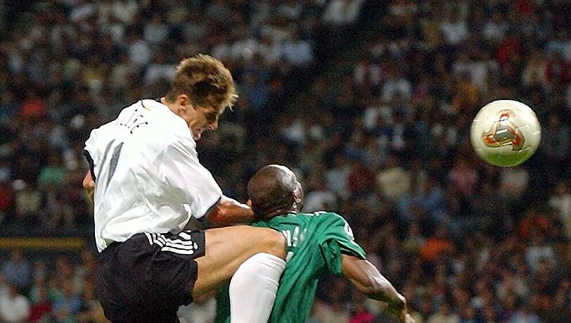 2002: Flanke Ballack, Stirn Klose – und Tor
Gegen die wuchtige DFB-Elf waren die Saudis völlig überfordert. Nach 26 Minuten traf Klose wieder per Kopfball zum 2:0 (Ende 8:0). Wieder war es Michael Ballack, der von der linken Seite geflankt hatte. Den Klose-Hattrick verhinderte Ballack höchstselbst mit seinem 3:0. Wie? Per Kopf. Logo. 2002: Flanke Ballack, Stirn Klose – und Tor
Gegen die wuchtige DFB-Elf waren die Saudis völlig überfordert. Nach 26 Minuten traf Klose wieder per Kopfball zum 2:0 (Ende 8:0). Wieder war es Michael Ballack, der von der linken Seite geflankt hatte. Den Klose-Hattrick verhinderte Ballack höchstselbst mit seinem 3:0. Wie? Per Kopf. Logo.