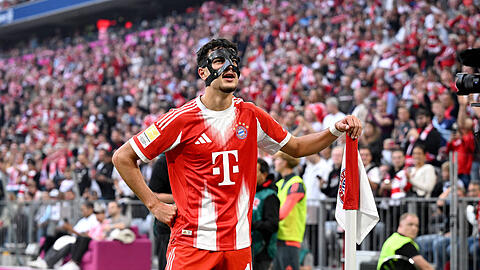 Wie Batman: Aleksandar Pavlovic nach seinem Treffer gegen den Hamburger SV. Wie Batman: Aleksandar Pavlovic nach seinem Treffer gegen den Hamburger SV.