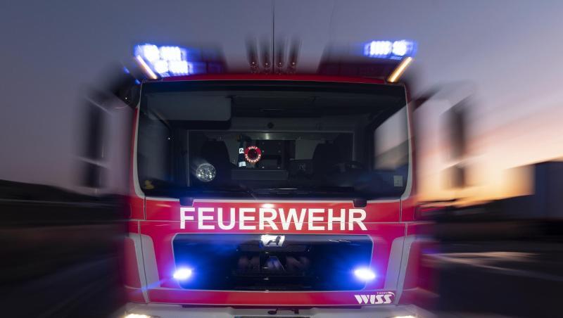 Ein Feuerwehrfahrzeug steht mit eingeschaltetem Blaulicht im Sonnenuntergang auf einer Straße. Foto: Patrick Seeger/dpa/Archivbild Ein Feuerwehrfahrzeug steht mit eingeschaltetem Blaulicht im Sonnenuntergang auf einer Straße. Foto: Patrick Seeger/dpa/Archivbild