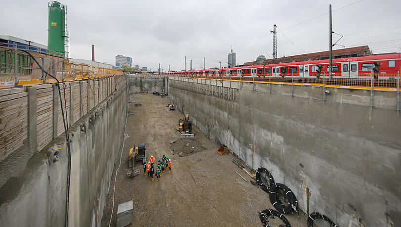 Die Grube, wo die Tunnelbohrer einmal zusammengebaut werden sollen, Blick Richtung Innenstadt. Im Hintergrund sind Bohrlöcher angezeichnet. Die Grube, wo die Tunnelbohrer einmal zusammengebaut werden sollen, Blick Richtung Innenstadt. Im Hintergrund sind Bohrlöcher angezeichnet.
