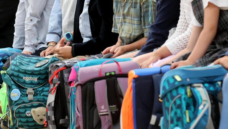 Kinder warten auf den Beginn der feierlichen Einschulung an einer Grundschule. Foto: Bernd Wüstneck/dpa/Symbolbild Kinder warten auf den Beginn der feierlichen Einschulung an einer Grundschule. Foto: Bernd Wüstneck/dpa/Symbolbild