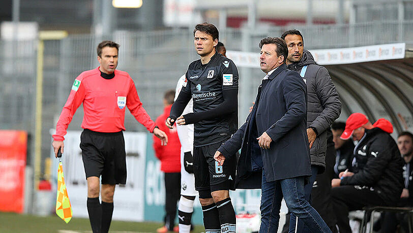 Von Trainer Kosta Runjaic (2. v. r.) in Sandhausen sieben Minuten vor Schluss eingewechselt: Sebastian Boenisch (Mitte). Von Trainer Kosta Runjaic (2. v. r.) in Sandhausen sieben Minuten vor Schluss eingewechselt: Sebastian Boenisch (Mitte).