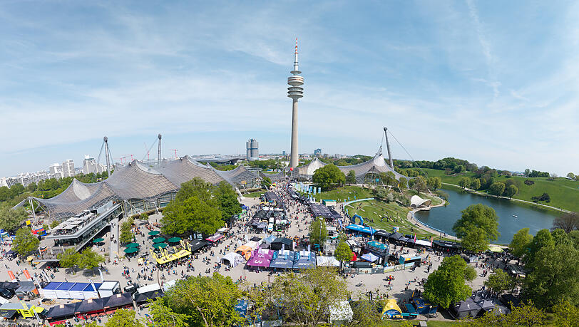 Blick auf das Eventgelände: Auch kulinarisch warten z.B. Weinverkostungen und Streetfoodstände auf die Besucherinnen und Besucher. Blick auf das Eventgelände: Auch kulinarisch warten z.B. Weinverkostungen und Streetfoodstände auf die Besucherinnen und Besucher.