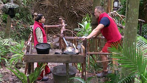 "Mir wurde ja immer gesagt, dass ich Frauen klein mache, um mich groß zu machen", rechtfertigt sich Patrick Romer, während er Eva Benetatou beim Abwasch hilft. "Mir wurde ja immer gesagt, dass ich Frauen klein mache, um mich groß zu machen", rechtfertigt sich Patrick Romer, während er Eva Benetatou beim Abwasch hilft.