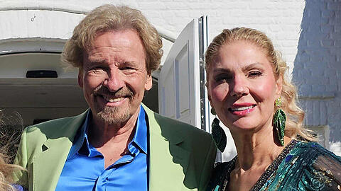 Thomas Gottschalk und Partnerin Carina zeigten sich gut gelaunt auf einer Dachterrasse in München. (Archivbild) Thomas Gottschalk und Partnerin Carina zeigten sich gut gelaunt auf einer Dachterrasse in München. (Archivbild)