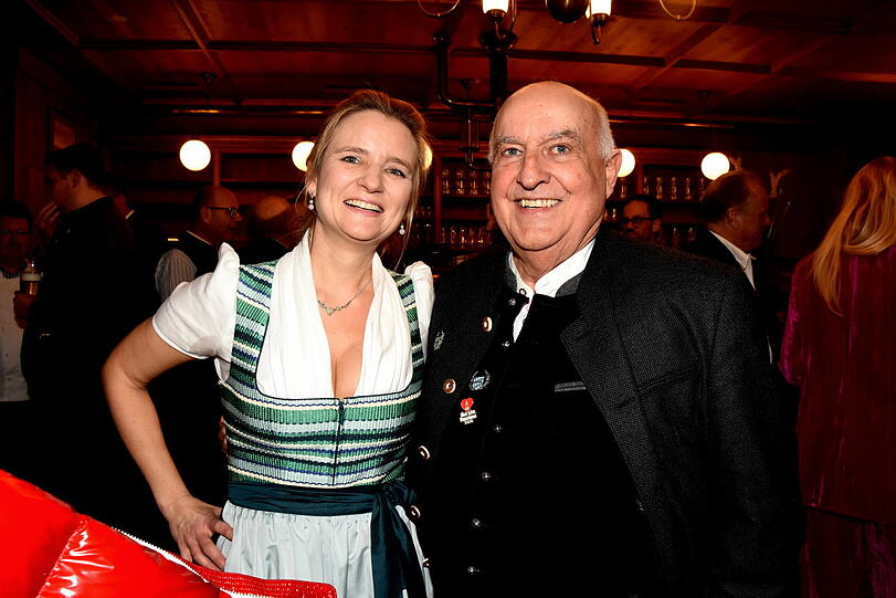 Raphaela Maier (Intendantin der Iberl-Bühne) und Axel Munz (Chef Trachten Angermaier). Raphaela Maier (Intendantin der Iberl-Bühne) und Axel Munz (Chef Trachten Angermaier).