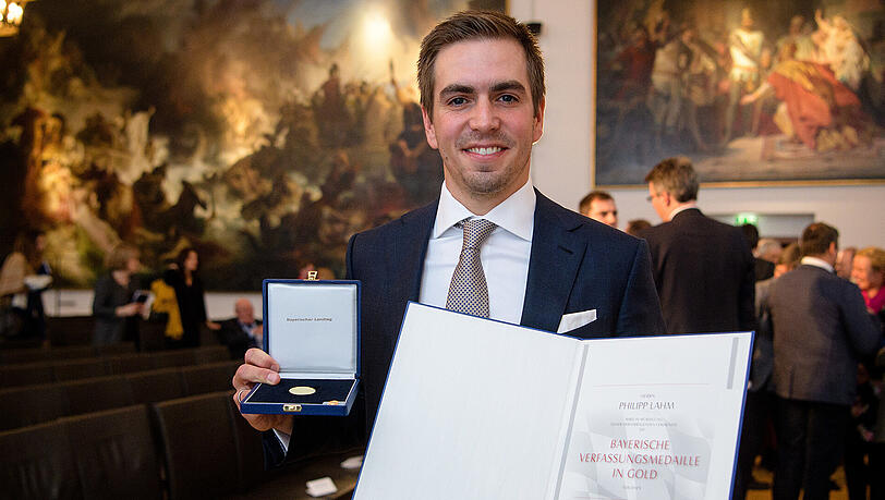 Ex-Bayern-Kapitän Philipp Lahm mit der Bayerischen Verfassungsmedaille in Gold. Ex-Bayern-Kapitän Philipp Lahm mit der Bayerischen Verfassungsmedaille in Gold.