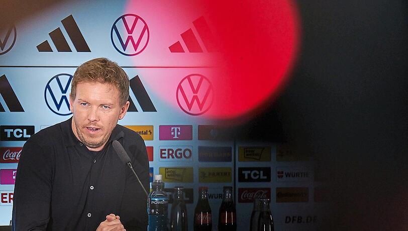 Modisch unauffällig, dafür inhaltlich von maximal hohem Diskussionswert: Bundestrainer Julian Nagelsmann bei der aktuellen Kader- Exegese. Modisch unauffällig, dafür inhaltlich von maximal hohem Diskussionswert: Bundestrainer Julian Nagelsmann bei der aktuellen Kader- Exegese.
