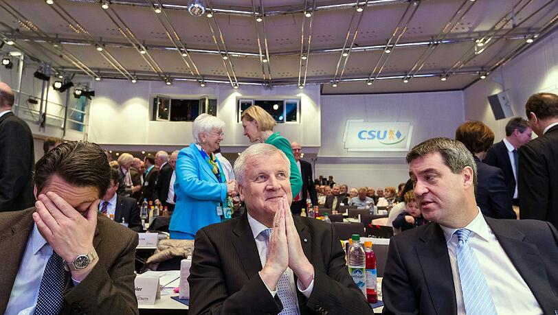 Der bayerische Ministerpräsident Horst Seehofer vor Beginn des kleinen CSU-Parteitages in Bamberg mit Generalsekretär Andreas Scheuer (l) und Finanzminister Markus Söder. Der bayerische Ministerpräsident Horst Seehofer vor Beginn des kleinen CSU-Parteitages in Bamberg mit Generalsekretär Andreas Scheuer (l) und Finanzminister Markus Söder.