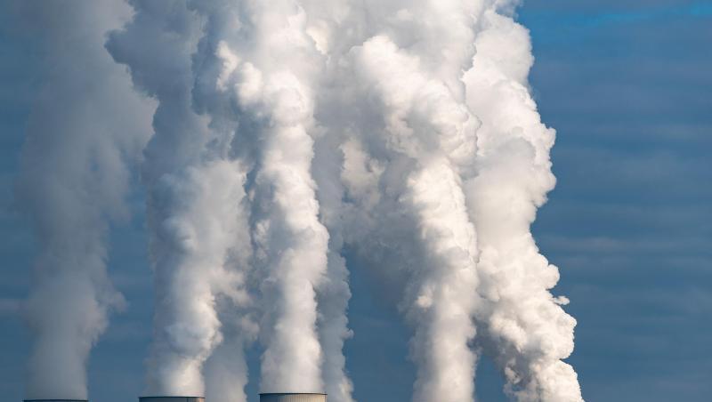 Wasserdampf steigt aus den Kühltürmen eines Braunkohlekraftwerks. Die Angst vorm Klimawandel hat laut Pew-Institut in den vergangenen Jahren klar an Bedeutung gewonnen. Wasserdampf steigt aus den Kühltürmen eines Braunkohlekraftwerks. Die Angst vorm Klimawandel hat laut Pew-Institut in den vergangenen Jahren klar an Bedeutung gewonnen.