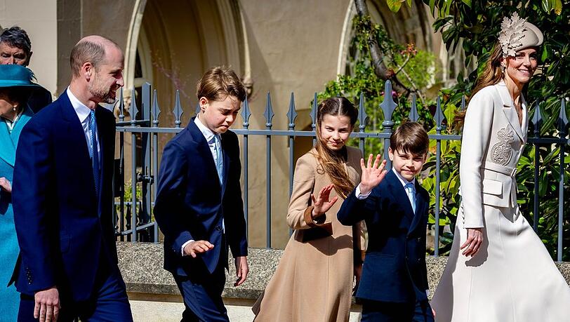 Der winkende Prinz Louis mit seinen Eltern Prinz William und Prinzessin Kate sowie seinen Geschwistern Prinz George und Prinzessin Charlotte. Der winkende Prinz Louis mit seinen Eltern Prinz William und Prinzessin Kate sowie seinen Geschwistern Prinz George und Prinzessin Charlotte.