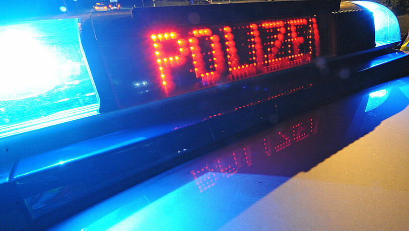 Im Rahmen der Verkehrskontrolle wollten die Polizisten den Beifahrer festnehmen. (Symbolbild) Im Rahmen der Verkehrskontrolle wollten die Polizisten den Beifahrer festnehmen. (Symbolbild)