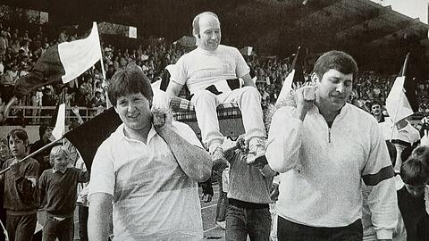 Die Fans der SpVgg Landshut tragen Trainer Karsten Wettberg auf einen Thron durch das Hammerbachstadion. Sensationell führte Wettberg die Niederbayern zum Bayernliga-Titel vor dem TSV 1860, dem FC Augsburg, der SpVgg Fürth, Jahn Regensburg und der SpVgg Unterhaching. Dennoch wurde es nichts mit dem Aufstieg in die 2. Bundesliga - die Klubbosse hatten vergessen, die notwendigeLizenz zu beantragen. Die Fans der SpVgg Landshut tragen Trainer Karsten Wettberg auf einen Thron durch das Hammerbachstadion. Sensationell führte Wettberg die Niederbayern zum Bayernliga-Titel vor dem TSV 1860, dem FC Augsburg, der SpVgg Fürth, Jahn Regensburg und der SpVgg Unterhaching. Dennoch wurde es nichts mit dem Aufstieg in die 2. Bundesliga - die Klubbosse hatten vergessen, die notwendigeLizenz zu beantragen.