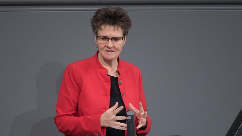 "Trotz sinkender Bewerberzahlen drohen auch in diesem Jahr wieder viele junge Menschen am Ausbildungsmarkt leer auszugehen", sagt Sabine Zimmermann. "Trotz sinkender Bewerberzahlen drohen auch in diesem Jahr wieder viele junge Menschen am Ausbildungsmarkt leer auszugehen", sagt Sabine Zimmermann.