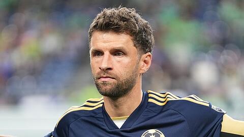 Thomas Müller spielt seit August in Kanada - und trägt einen neuen Look mit Bart. Thomas Müller spielt seit August in Kanada - und trägt einen neuen Look mit Bart.