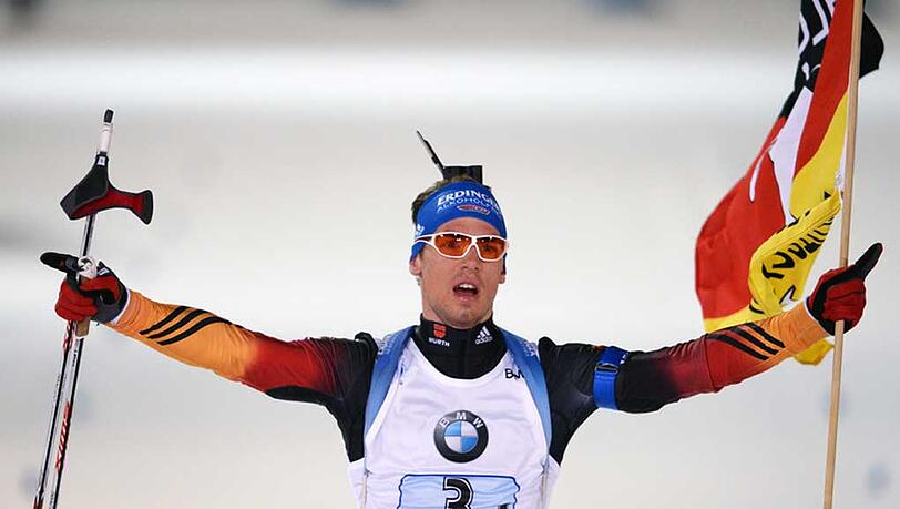Simon Schempp, der Schlussläufer des Biathlon-Quartetts fährt mit der Deutschland-Fahne ins Ziel. Der WM-Titel ist perfekt. Simon Schempp, der Schlussläufer des Biathlon-Quartetts fährt mit der Deutschland-Fahne ins Ziel. Der WM-Titel ist perfekt.