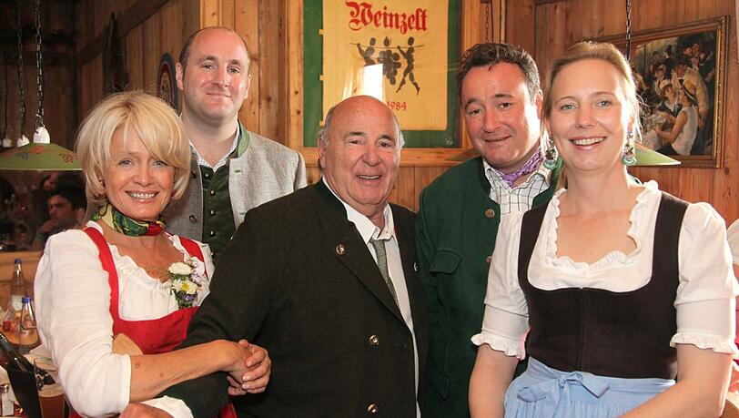 Roland Kuffler (M.) mit Frau Doris, den Söhnen Sebastian und Stephan (2. v. r.) und Schwiegertochter Stephanie (r.). Roland Kuffler (M.) mit Frau Doris, den Söhnen Sebastian und Stephan (2. v. r.) und Schwiegertochter Stephanie (r.).