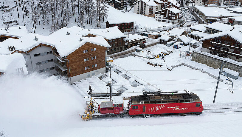 Eine an eine Lok gekoppelte Schneefräse befreit in Zermatt die Zugschienen vom Schnee. Aufgrund des schweren Schneefalls und der Regenschauer war Zermatt nur über den Luftweg erreichbar. Nach stundenlangem Einsatz der Räumfahrzeuge wurde die Bahnstrecke nach Zermatt von Schneemassen befreit: Am frühen Abend fuhren nach zwei Tagen wieder die ersten Züge in das autofreie Dorf. Eine an eine Lok gekoppelte Schneefräse befreit in Zermatt die Zugschienen vom Schnee. Aufgrund des schweren Schneefalls und der Regenschauer war Zermatt nur über den Luftweg erreichbar. Nach stundenlangem Einsatz der Räumfahrzeuge wurde die Bahnstrecke nach Zermatt von Schneemassen befreit: Am frühen Abend fuhren nach zwei Tagen wieder die ersten Züge in das autofreie Dorf.