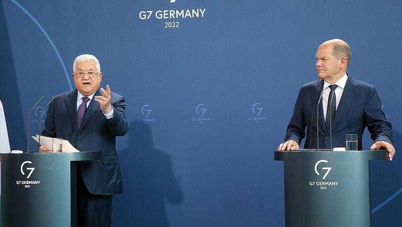 Olaf Scholz und Mahmoud Abbas (l.) bei ihrem gemeinsamen Auftritt vor Journalisten in Berlin Olaf Scholz und Mahmoud Abbas (l.) bei ihrem gemeinsamen Auftritt vor Journalisten in Berlin
