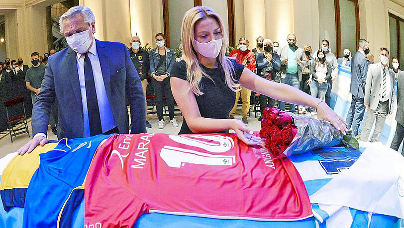 Dort, in der Casa Rosada, ist Maradonas Sarg aufgebahrt - mit Argentinien-Flagge und dem Trikot mit der Nummer 10. Dort, in der Casa Rosada, ist Maradonas Sarg aufgebahrt - mit Argentinien-Flagge und dem Trikot mit der Nummer 10.
