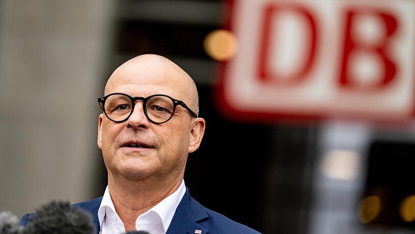 DB-Personalvorstand Martin Seiler gibt zum Auftakt der Tarifverhandlungen zwischen der Deutschen Bahn und der GDL ein Statement ab. DB-Personalvorstand Martin Seiler gibt zum Auftakt der Tarifverhandlungen zwischen der Deutschen Bahn und der GDL ein Statement ab.
