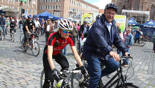 Joachim Herrmann (CSU) mit Radprofi Bianca Purath (25) von der Equipe Noris Cycling. Joachim Herrmann (CSU) mit Radprofi Bianca Purath (25) von der Equipe Noris Cycling.