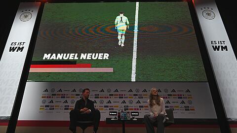 Bundestrainer Julian Nagelsmann (l) und DFB-Pressesprecherin Franziska Wülle während der Pressekonferenz zur Bekanntgabe des deutschen Kaders für die WM 2026. Bundestrainer Julian Nagelsmann (l) und DFB-Pressesprecherin Franziska Wülle während der Pressekonferenz zur Bekanntgabe des deutschen Kaders für die WM 2026.