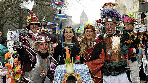 Der Umzug der "Damischen Ritter" Der Umzug der "Damischen Ritter"