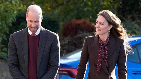 Prinz William trägt derzeit einen Drei-Tage-Bart. Eine Lippenleserin will nun herausgefunden haben, was Prinzessin Kate über den Look ihres Mannes denkt. Prinz William trägt derzeit einen Drei-Tage-Bart. Eine Lippenleserin will nun herausgefunden haben, was Prinzessin Kate über den Look ihres Mannes denkt.