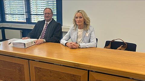Die Kabarettistin Monika Gruber und ihr Rechtsanwalt Erich Hanslmaier aus Erding am Dienstag vor Gericht. Die Kabarettistin Monika Gruber und ihr Rechtsanwalt Erich Hanslmaier aus Erding am Dienstag vor Gericht.