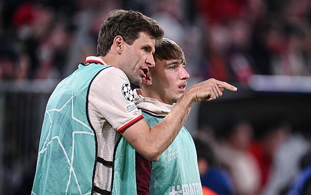 Wichtige Tipps vom Mr. FC Bayern: Lennart Karl (r.) mit Thomas Müller. Wichtige Tipps vom Mr. FC Bayern: Lennart Karl (r.) mit Thomas Müller.