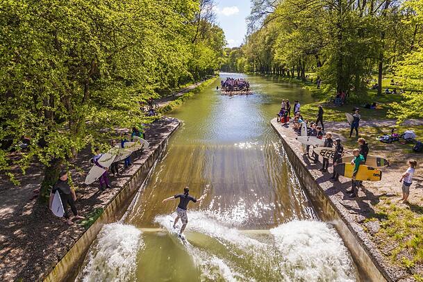 Floß und Surfer an der Floßlände. Floß und Surfer an der Floßlände.