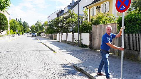 "Vor meiner Haustür sind 40 Parkplätze weg“, ärgert sich Stephan Oberacher aus Nymphenburg. Aber warum eigentlich? Das erfahren die Anwohner nicht. Also legt er zwei (anfangs noch mobile) Schilder um, und parkt trotzdem. Das gilt jetzt als Straftat. "Vor meiner Haustür sind 40 Parkplätze weg“, ärgert sich Stephan Oberacher aus Nymphenburg. Aber warum eigentlich? Das erfahren die Anwohner nicht. Also legt er zwei (anfangs noch mobile) Schilder um, und parkt trotzdem. Das gilt jetzt als Straftat.