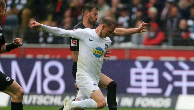 Der Berliner Ondrej Duda und Frankfurts David Abraham kämpfen im Laufduell um den Ball. Der Berliner Ondrej Duda und Frankfurts David Abraham kämpfen im Laufduell um den Ball.