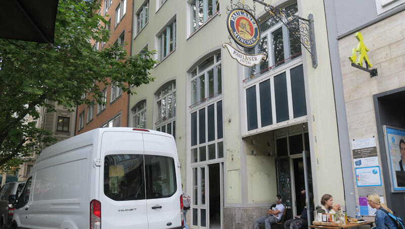 Nach über einem Jahr tut sich hier was: Das Traditionsgasthaus Paulaner im Tal wird umgebaut. Nach über einem Jahr tut sich hier was: Das Traditionsgasthaus Paulaner im Tal wird umgebaut.