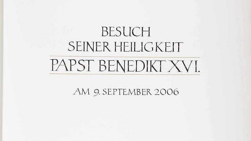 Am 9. September 2006 trug sich Papst Benedikt XVI. im Münchner Rathaus in das Goldene Buch der Stadt ein.