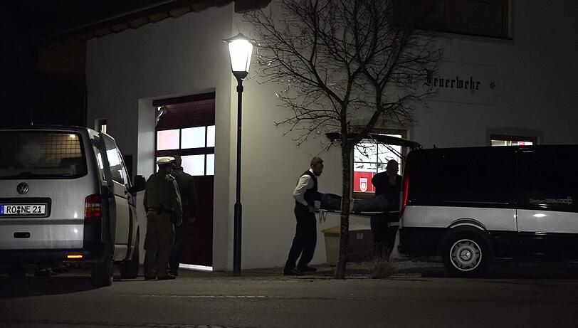 Bilder vom Sonntagabend: Siegfried Rauch sackt am Sonntag in seinem Wohnort Obersöchering südlich von München zusammen und fällt anschließend eine Treppe hinab. Der Sturz war nicht todesursächlich. Die Obduktion des Leichnams ergab: Herzversagen.