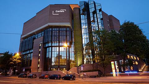 Wie eine Burg erhebt sich der Gasteig in bester Münchner Lage. Es sollte also bald etwas geschehen, um das riesige Kulturzentrum wieder rundum bespielen und nutzen zu können. Wie eine Burg erhebt sich der Gasteig in bester Münchner Lage. Es sollte also bald etwas geschehen, um das riesige Kulturzentrum wieder rundum bespielen und nutzen zu können.