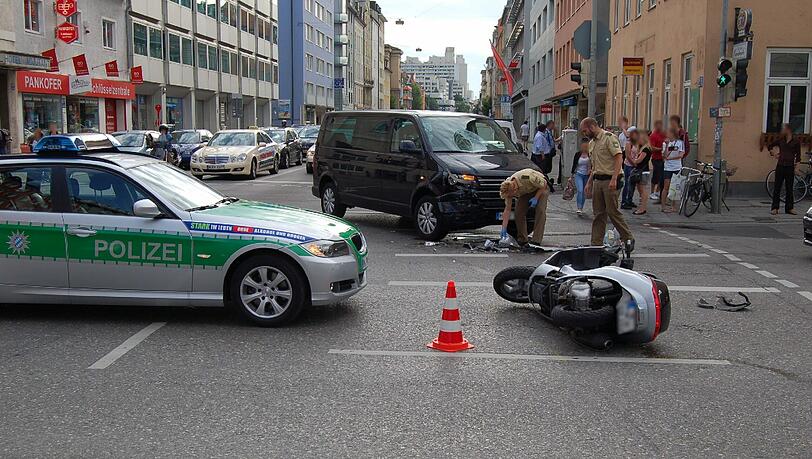 Unfall auf der Schwanthaler: Ein Rollerfahrer wurde dabei schwer verletzt Unfall auf der Schwanthaler: Ein Rollerfahrer wurde dabei schwer verletzt