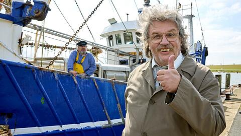 Horst Schlämmer (Hape Kerkeling) geht auch an Bord um herauszufinden, warum in Deutschland die Stimmung so schlecht ist. Auf ihn wartet der Kapitän (Ulrich Bähnk). Horst Schlämmer (Hape Kerkeling) geht auch an Bord um herauszufinden, warum in Deutschland die Stimmung so schlecht ist. Auf ihn wartet der Kapitän (Ulrich Bähnk).