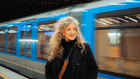 Für das Bild trifft die AZ Sabine Bundschu an der U-Bahnhaltestelle Implerstraße, unweit ihres Wohnortes. Seit 32 Jahren hören alle Münchner ihre Stimme in Bus, Tram sowie U-Bahn, auf Deutsch und Englisch. Für das Bild trifft die AZ Sabine Bundschu an der U-Bahnhaltestelle Implerstraße, unweit ihres Wohnortes. Seit 32 Jahren hören alle Münchner ihre Stimme in Bus, Tram sowie U-Bahn, auf Deutsch und Englisch.